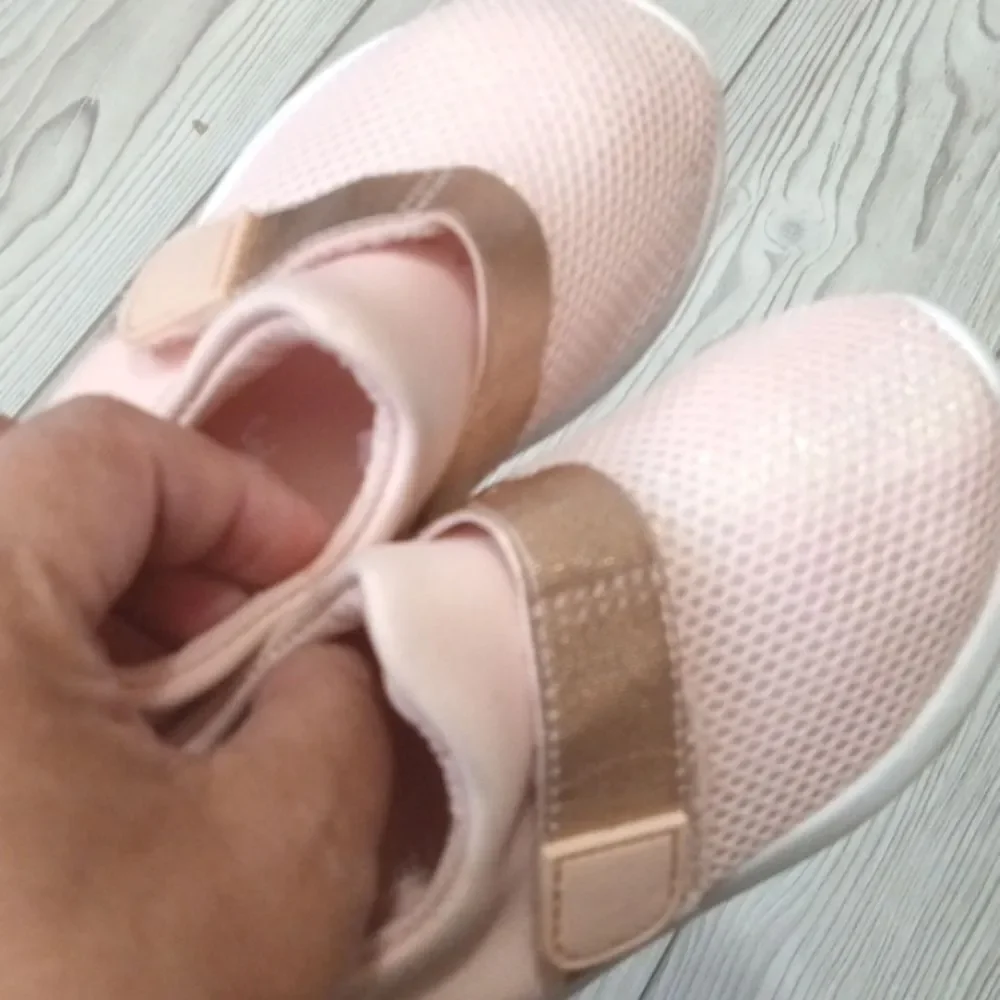 (17-3619)    Cat & Jack Shoes Sz 6